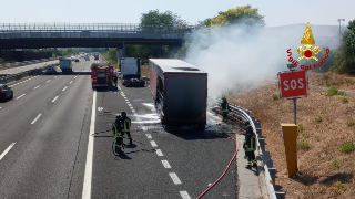 Fiamme in A14, in azione i vigili del fuoco